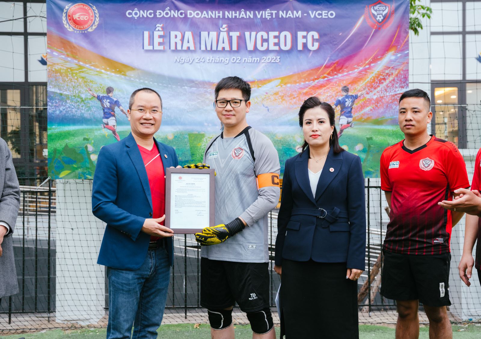 Ông Lê Quang Dương - Giám đốc điều hành của Cộng Đồng Doanh Nhân VCEO lên trao quyết định bổ nhiệm đội trưởng của VCEO FC cho ông Trần Thanh Giang